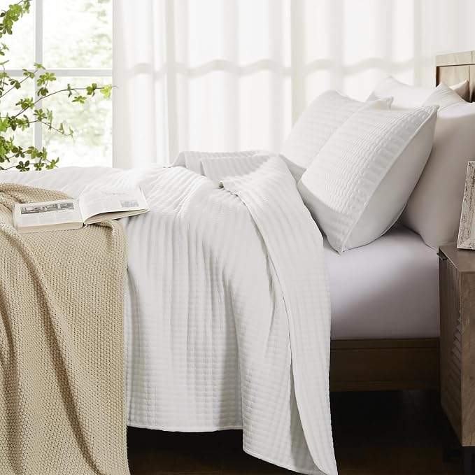 Oversized King Quilt-White Lightweight Bedspreads Quilt Bedding Set | Soft Coverlet with 2 Shams for All Seasons, Suitable for Bed, Couch, 102"x110"