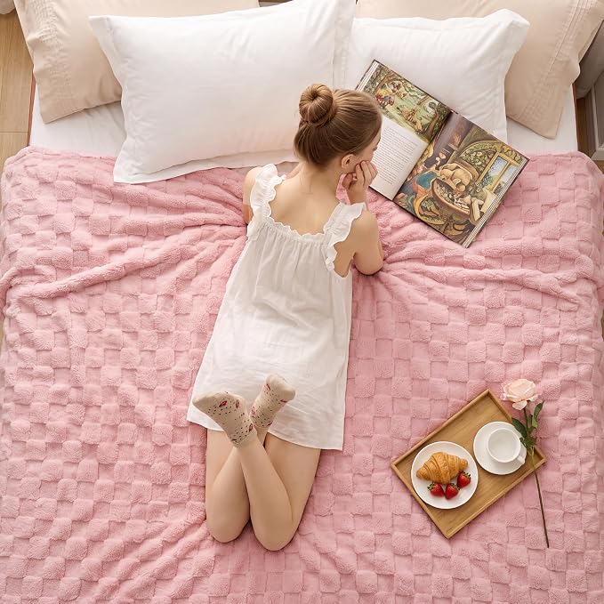 Bedsure GentleSoft Full Size Blankets for Bed - Super Soft Cozy Fleece Blanket, Large Fuzzy Throws for Bedroom Decor, Pink, 84x90 Inches