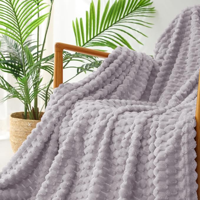 Exclusivo Mezcla 3D Fleece King Size Blanket for Bed, Light Grey | Extra Soft Fuzzy Plush Lightweight Bed Blankets, Cozy Fluffy Decorative Blankets for All Seasons, 90x104 Inches