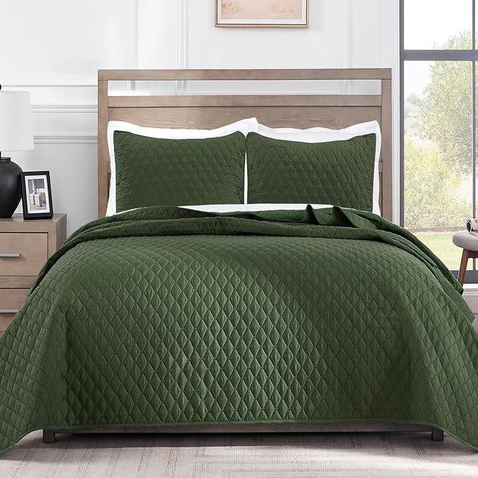 Exclusivo Mezcla Reversible California King Quilt Set, Olive Green | Lightweight Bedspreads with 2 Pillow Shams, Soft Microfiber, All Season Bed Coverlets for Bedroom Guest Room, 112x104 Inch
