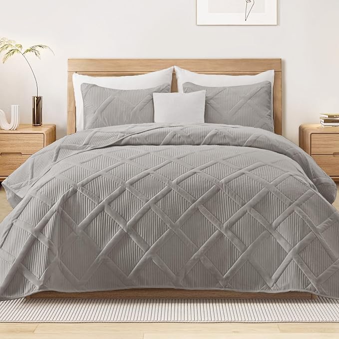 Exclusivo Mezcla Quilt Set Twin Size, 2 Pieces Light Grey Twin Quilt Bedding Set, Lightweight Quilts Soft Bedspreads Modern Striped Coverlets for All Seasons | Soft Bedspreads with 1 Pillow Sham, Modern Striped Pattern, Lightweight Bedding Set Coverlet...