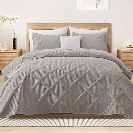 Exclusivo Mezcla Quilt Set Twin Size, 2 Pieces Light Grey Twin Quilt Bedding Set, Lightweight Quilts Soft Bedspreads Modern Striped Coverlets for All Seasons | Soft Bedspreads with 1 Pillow Sham, Modern Striped Pattern, Lightweight Bedding Set Coverlet...