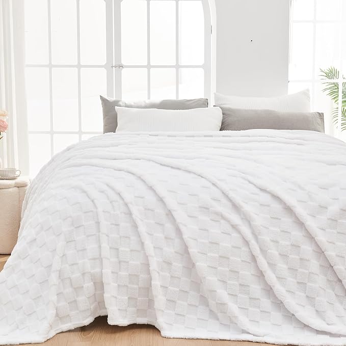 NEWCOSPLAY 3D Checkered Flannel King Blanket, White Checkered, 90"x110" | Super Soft Cute Lightweight Decorative Premium Silky Fleece Blanket for Couch Sofa Bed, Gift for Women Men, All Season Use