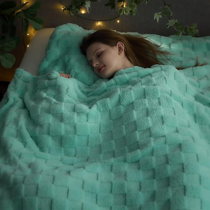 NEWCOSPLAY 3D Checkered Flannel King Blanket, Aqua Checkered, 90"x110" | Super Soft Cute Lightweight Decorative Premium Silky Fleece Blanket for Couch Sofa Bed, Gift for Women Men, All Season Use