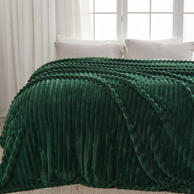 NEWCOSPLAY Fleece Ribbed Cozy King Blanket for Couch, Dark Green, 90"x110" | Premium Silky Flannel Blanket, Soft Lightweight Fluffy Throw Blanket for Bed Sofa Decor, Gift for All Season Use