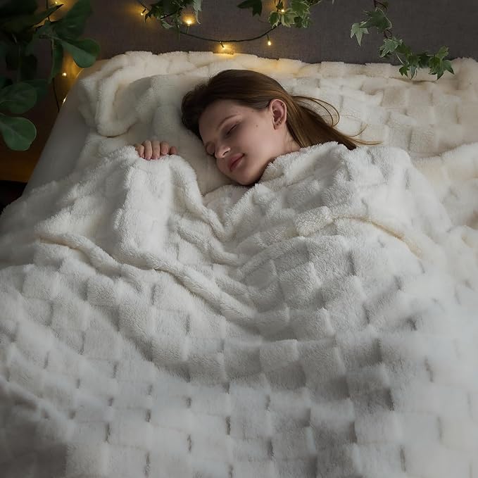 NEWCOSPLAY 3D Checkered Flannel King Blanket, Ivory Checkered, 90"x110" | Super Soft Cute Lightweight Decorative Premium Silky Fleece Blanket for Couch Sofa Bed, Gift for Women Men, All Season Use