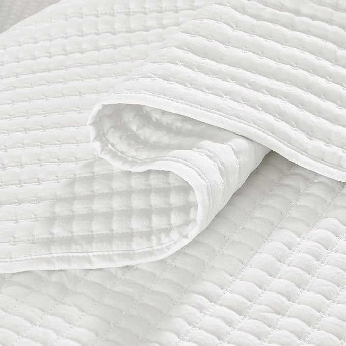 Oversized King Quilt-White Lightweight Bedspreads Quilt Bedding Set | Soft Coverlet with 2 Shams for All Seasons, Suitable for Bed, Couch, 102"x110"