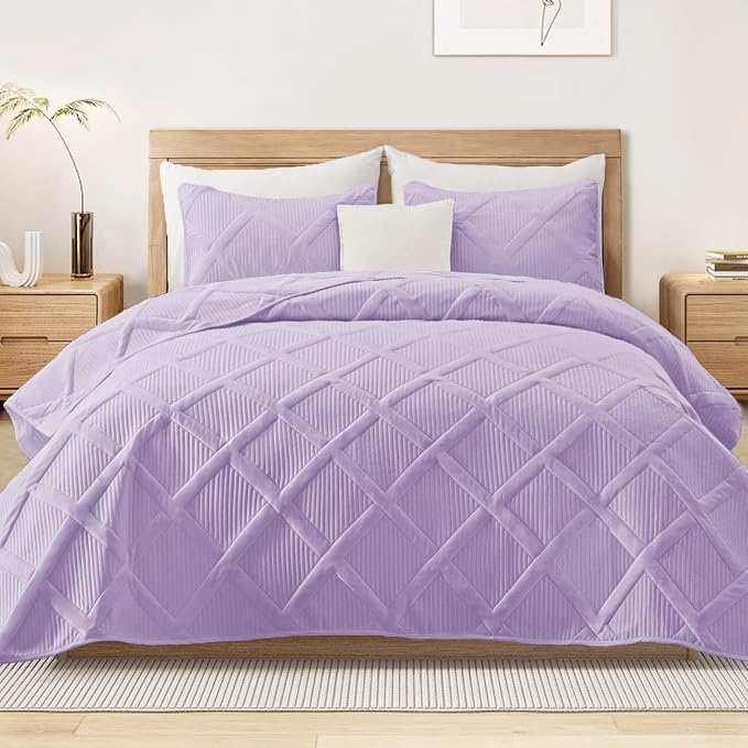 Exclusivo Mezcla California King Size Quilt, Lilac | Soft Bedspreads with 2 Pillow Shams, Modern Striped Pattern, Lightweight Bedding Set Coverlets for All Seasons, 112x104 Inch