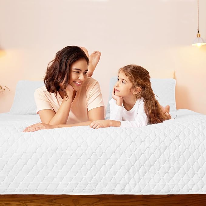 Exclusivo Mezcla Reversible Twin Quilt Bedding Set, White | Lightweight Bedspreads with 1 Pillow Sham, Soft Microfiber, All Season Bed Coverlets for Dorm Bedroom Guest Room, 68x88 Inch