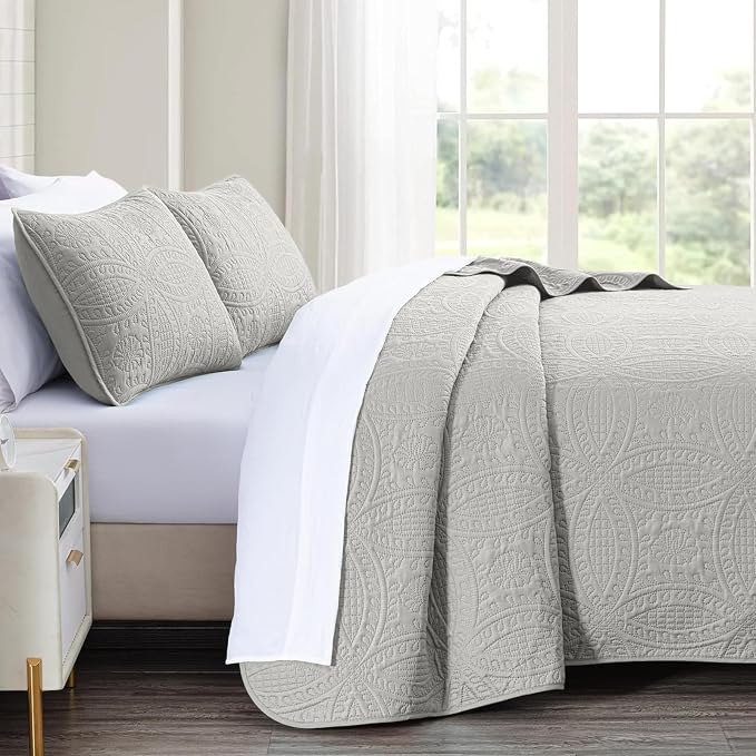 akkialla 118"x106" Light Grey California King Quilt Set, Oversized Floor-Length Bedspread, Modern Coin Pattern Microfiber Coverlet, 3-Piece All Season Bedding with 2 Pillow Shams