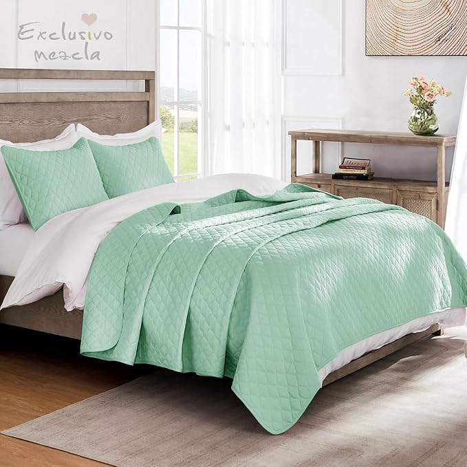 Exclusivo Mezcla Reversible King Size Quilt Bedding Set, Light Green | Lightweight Bedspreads with 2 Pillow Shams, Soft Microfiber, All Season Bed Coverlets for Bedroom Guest Room, 104x96 Inch