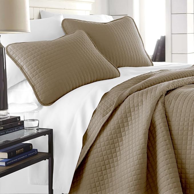 Southshore Fine Living, Inc. Full/Queen Quilt Set with 2 Matching Pillow Shams, Lightweight Full Size Quilt Coverlet, Easy Care, Machine Washable Queen Size Bedspread, Taupe
