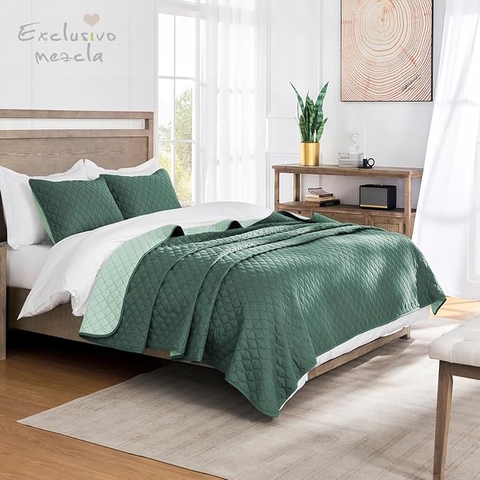 Exclusivo Mezcla Reversible King Size Quilt Bedding Set, Dark Green | Lightweight Bedspreads with 2 Pillow Shams, Soft Microfiber, All Season Bed Coverlets for Bedroom Guest Room, 104x96 Inch