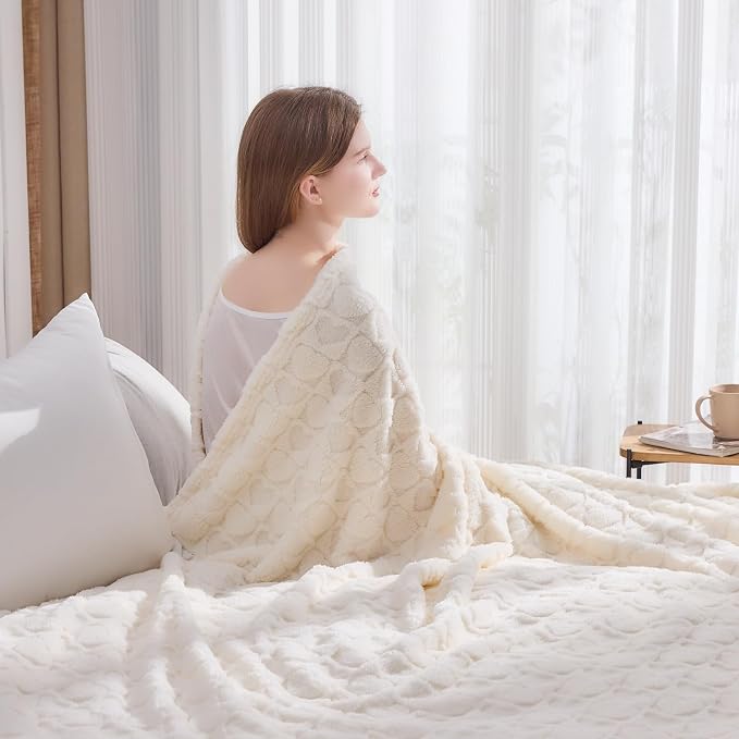 NEWCOSPLAY 3D Heart Checkered Flannel Queen Blanket, Off White, 90"x90" | Super Soft Cute Lightweight Decorative Premium Silky Fleece Blanket for Couch Sofa Bed, Gift for Women Men, All Season Use
