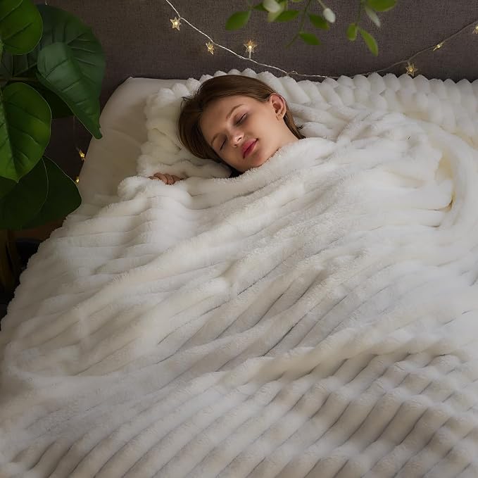 NEWCOSPLAY Fleece Ribbed Cozy King Blanket for Couch, White, 90"x110" | Premium Silky Flannel Blanket, Soft Lightweight Fluffy Throw Blanket for Bed Sofa Decor, Gift for All Season Use