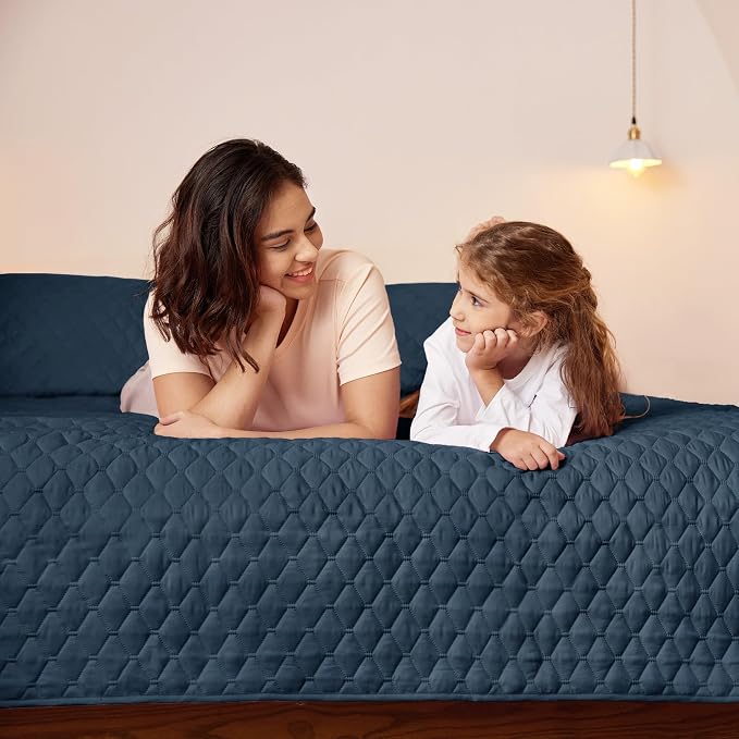 Exclusivo Mezcla Reversible King Size Quilt Bedding Set, Navy Blue | Lightweight Bedspreads with 2 Pillow Shams, Soft Microfiber, All Season Bed Coverlets for Bedroom Guest Room, 104x96 Inch