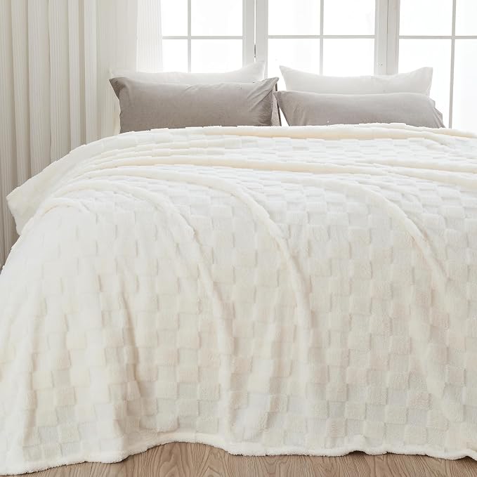 NEWCOSPLAY 3D Checkered Flannel King Blanket, Ivory Checkered, 90"x110" | Super Soft Cute Lightweight Decorative Premium Silky Fleece Blanket for Couch Sofa Bed, Gift for Women Men, All Season Use