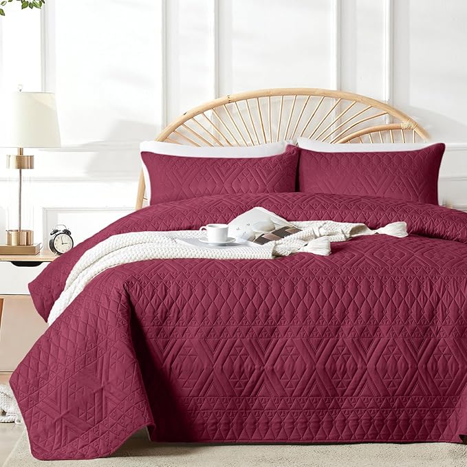 akkialla King/Cal King Quilt Set, Burgundy Lightweight Microfiber Bedspread Coverlet, Boho Geometric Pattern, Soft All-Season Bedding, 3-Piece (1 Quilt, 2 Pillow Shams)