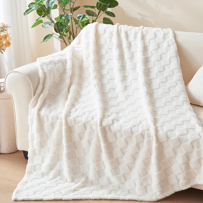 NEWCOSPLAY 3D Checkered Flannel King Blanket, Ivory Checkered, 90"x110" | Super Soft Cute Lightweight Decorative Premium Silky Fleece Blanket for Couch Sofa Bed, Gift for Women Men, All Season Use