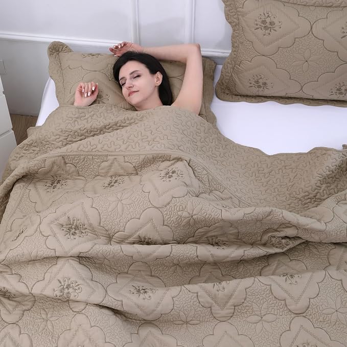 Cmfshape Oversized Floral Embroidery Quilt Set,3 Pieces Super King Quilt Bedding Set,Classic Diamond Pattern Quilt,Ultra Soft Lightweight Reversible Bedspread Coverlet for All Season(Taupe,120"x128")
