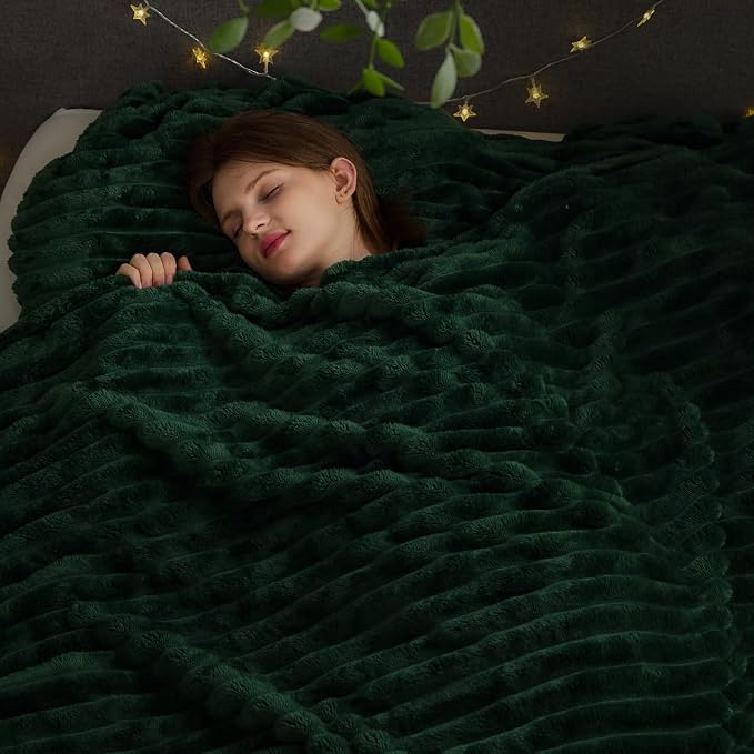 NEWCOSPLAY Fleece Ribbed Cozy King Blanket for Couch, Dark Green, 90"x110" | Premium Silky Flannel Blanket, Soft Lightweight Fluffy Throw Blanket for Bed Sofa Decor, Gift for All Season Use