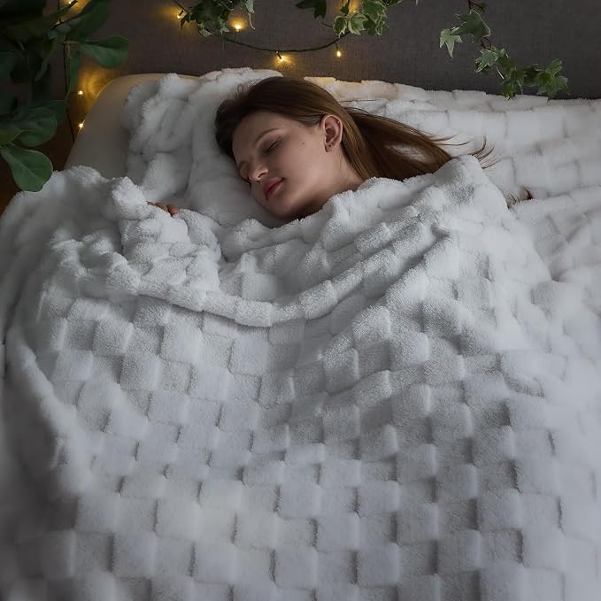 NEWCOSPLAY 3D Checkered Flannel King Blanket, White Checkered, 90"x110" | Super Soft Cute Lightweight Decorative Premium Silky Fleece Blanket for Couch Sofa Bed, Gift for Women Men, All Season Use