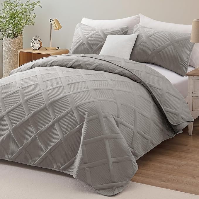 Exclusivo Mezcla Quilt Set Twin Size, 2 Pieces Light Grey Twin Quilt Bedding Set, Lightweight Quilts Soft Bedspreads Modern Striped Coverlets for All Seasons | Soft Bedspreads with 1 Pillow Sham, Modern Striped Pattern, Lightweight Bedding Set Coverlet...
