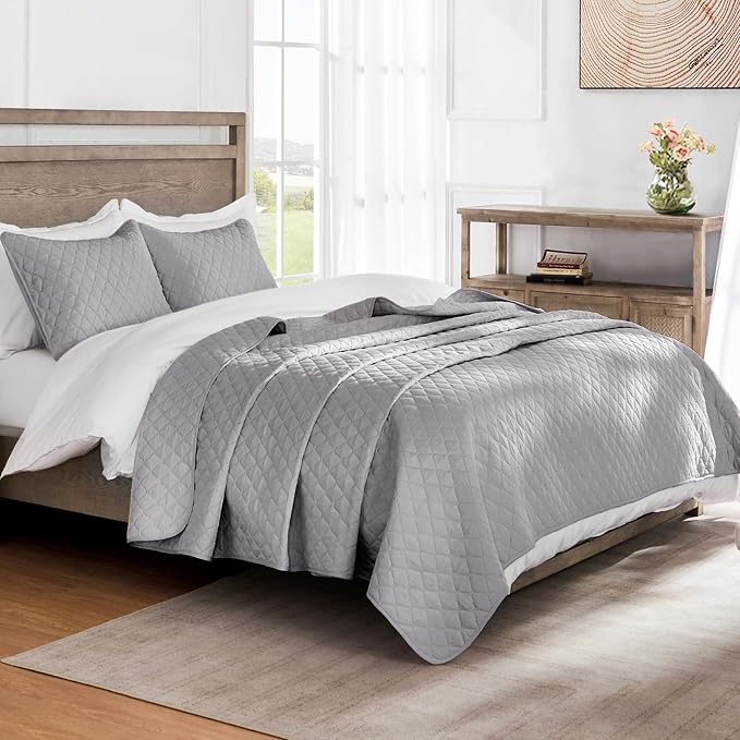 Exclusivo Mezcla Reversible King Size Quilt Bedding Set, Light Grey | Lightweight Bedspreads with 2 Pillow Shams, Soft Microfiber, All Season Bed Coverlets for Bedroom Guest Room, 104x96 Inch