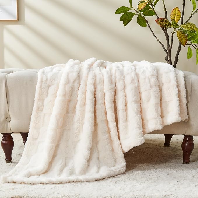 NEWCOSPLAY 3D Heart Checkered Flannel Throw Blanket, Ivory Heart, 50"x70" | Super Soft Cute Lightweight Decorative Premium Silky Fleece Blanket for Couch Sofa Bed, Gift for Women Men, All Season Use
