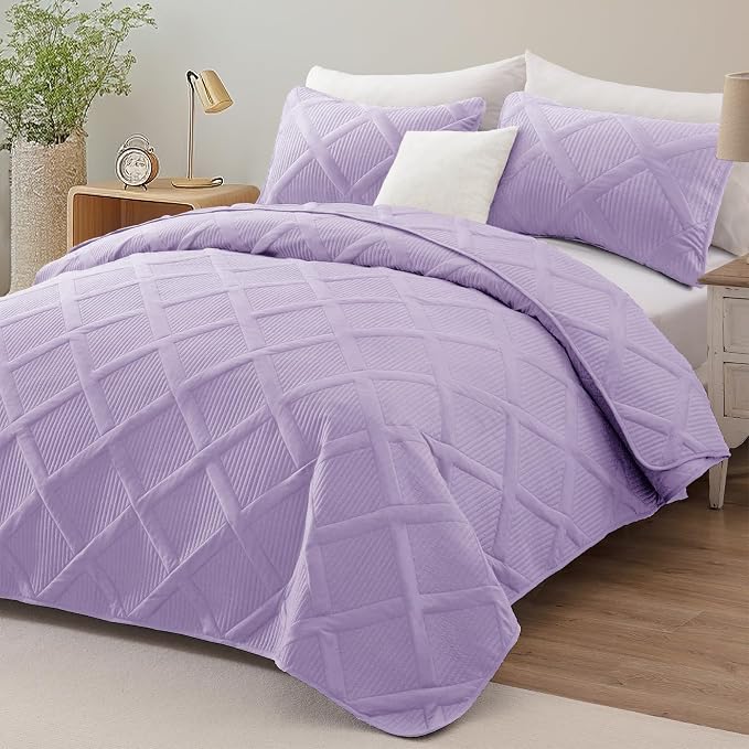 Exclusivo Mezcla California King Size Quilt, Lilac | Soft Bedspreads with 2 Pillow Shams, Modern Striped Pattern, Lightweight Bedding Set Coverlets for All Seasons, 112x104 Inch