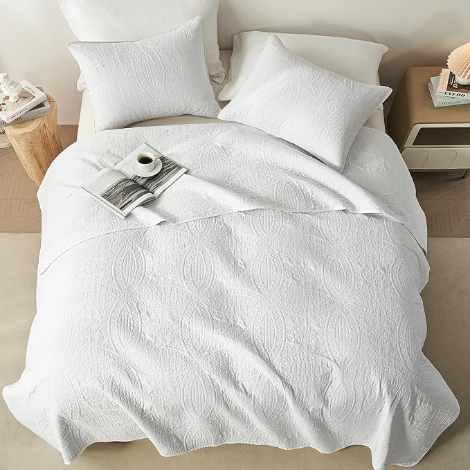 akkialla 118"x106" White California King Quilt Set, Oversized Floor-Length Bedspread, Modern Coin Pattern Microfiber Coverlet, 3-Piece All Season Bedding with 2 Pillow Shams