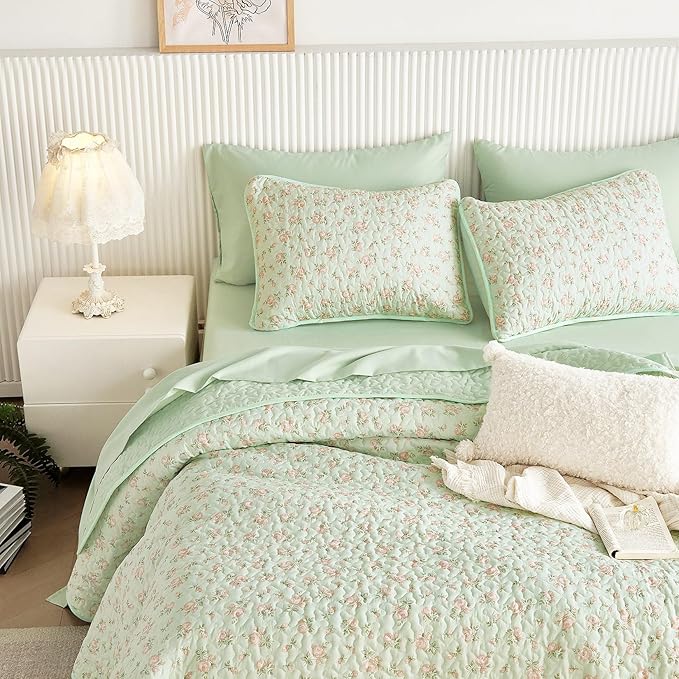 Wake In Cloud - Floral Quilt Set, Coquette Cottagecore Shabby Chic Flower Pattern for Women Teen Girls, Reversible Lightweight Bedspread Coverlet, 3 Pieces, Green Pink, Twin/Twin XL Size