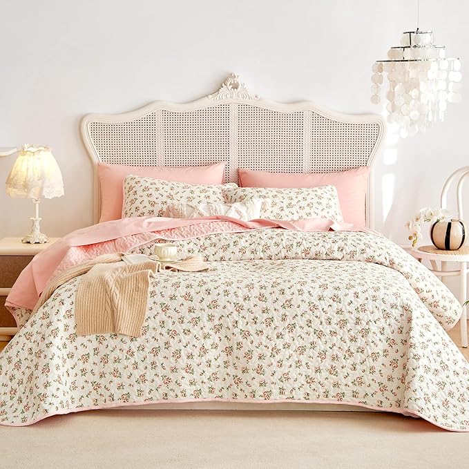 Wake In Cloud - Floral Quilt Set, Coquette Cottagecore Shabby Chic Flower Pattern for Women Teen Girls, Reversible Lightweight Bedspread Coverlet, 3 Pieces, Peach Blush, Queen/Full Size