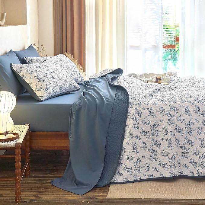Wake In Cloud - Floral Quilt Set, Shabby Chic Coquette Cottagecore Vintage Flower for Women Teen Girls, Reversible Lightweight Bedspread Coverlet, 3 Pieces, Dark Blue, Twin/Twin XL Size