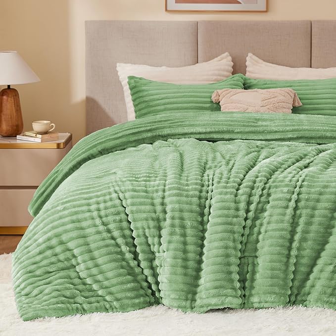 BEDELITE Fleece King Comforter Set, Fluffy Bed Set, Green | Super Soft & Warm Bedding, Luxury Fuzzy Faux Fur Comforter for Winter, Heavy Plush Bedding, with 2 Pillowcases