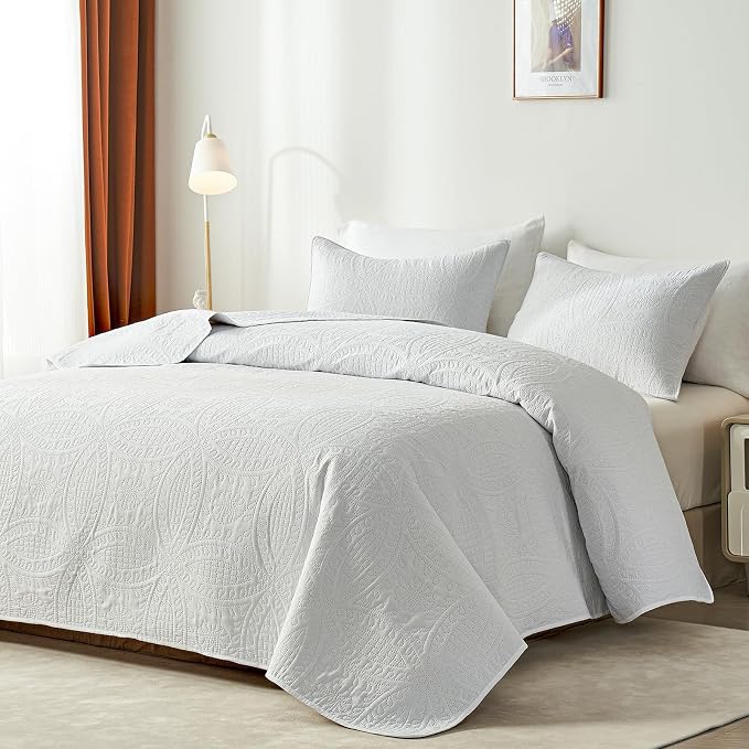 akkialla 118"x106" White California King Quilt Set, Oversized Floor-Length Bedspread, Modern Coin Pattern Microfiber Coverlet, 3-Piece All Season Bedding with 2 Pillow Shams