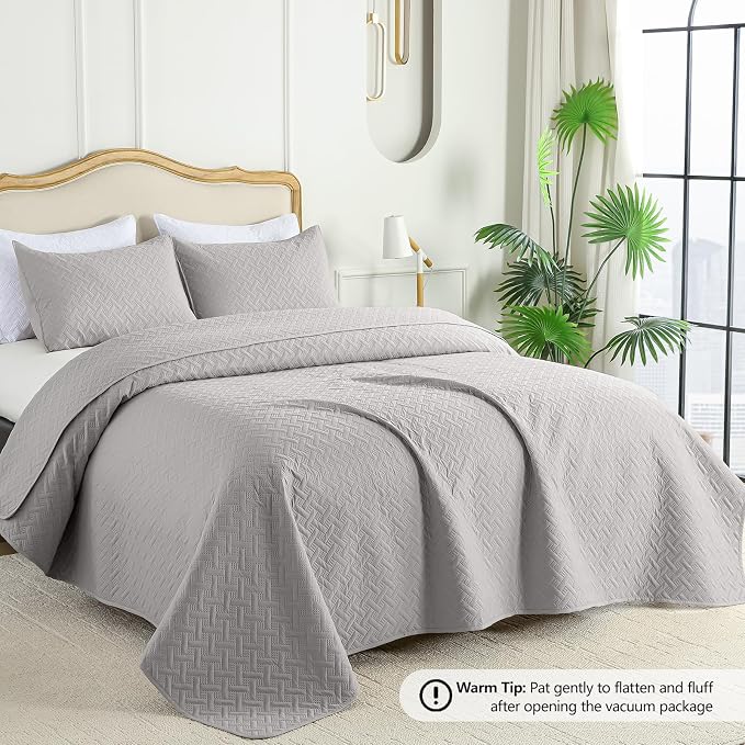 FLYMME Oversized King/California King Quilt Set 118"x106", Light Gray 3-Piece Floor-Length Bedspread, Premium Microfiber Lightweight Coverlet for King/California King Bed (1 Quilt, 2 Shams)