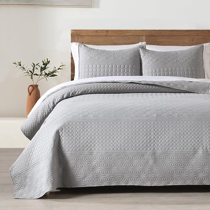 HORIMOTE HOME Grey King Size Quilt Set - Soft Microfiber Bedspread with 2 Shams, Lightweight & All-Season Geometric Coverlet for Cozy Bedding
