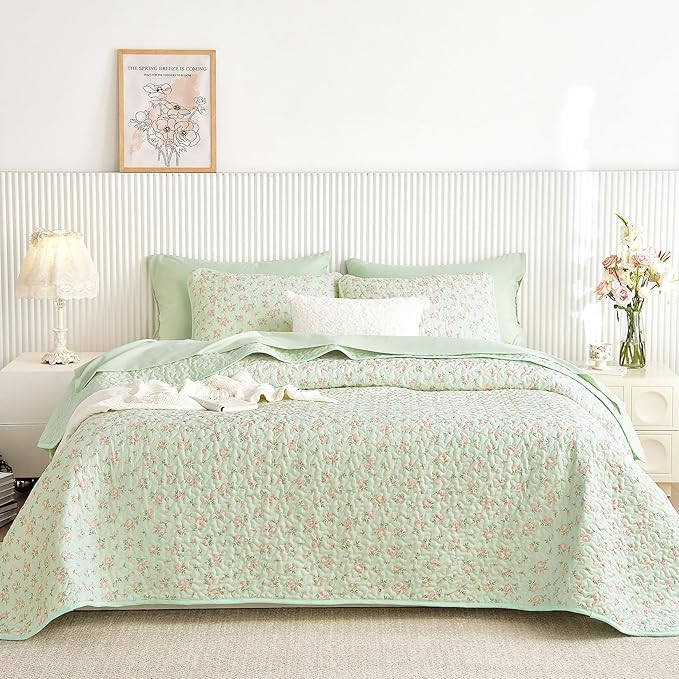 Wake In Cloud - Floral Quilt Set, Coquette Cottagecore Shabby Chic Flower Pattern for Women Teen Girls, Reversible Lightweight Bedspread Coverlet, 3 Pieces, Green Pink, King Size