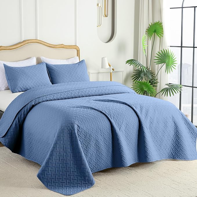 FLYMME King Size Quilt Bedding Set Bluish Grey Lightweight Bedspreads for Summer,Modern Style Geometric Weave Stripe Pattern,Soft Microfiber Bed Coverlet 3 Pieces (1 Quilt, 2 Shams)