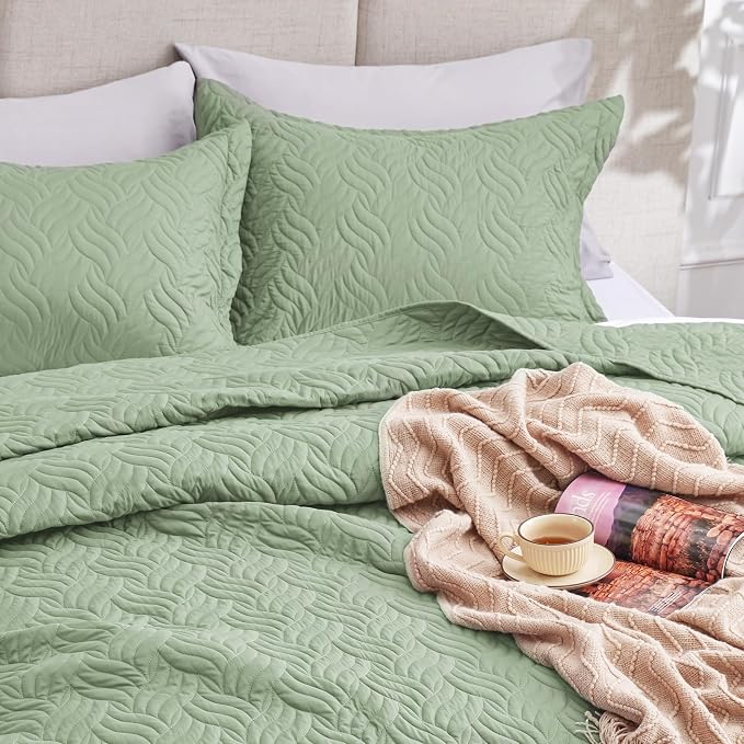 Love's cabin Quilts for Queen Bed Sage Bedspreads Bedding Set - Summer Lightweight Bedspread Comforter - Wave Pattern Bedding Coverlet for All Season - 3 Pieces (1 Quilt, 2 Pillow Shams)