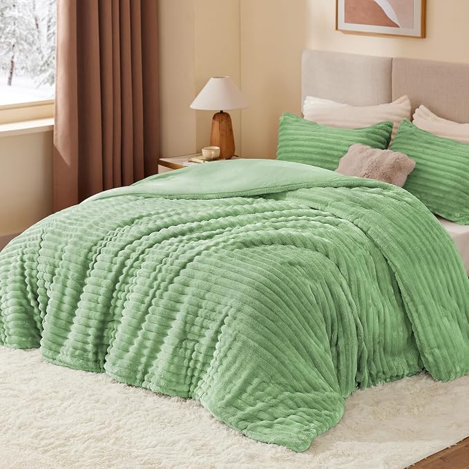BEDELITE Fleece King Comforter Set, Fluffy Bed Set, Green | Super Soft & Warm Bedding, Luxury Fuzzy Faux Fur Comforter for Winter, Heavy Plush Bedding, with 2 Pillowcases
