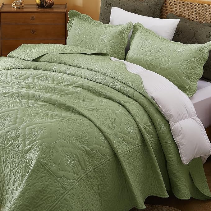 Cmfshape Floral Embroidery Quilt Set,3 Pieces King Quilt Bedding Set,Classic Diamond Pattern Quilts,Ultra Soft Lightweight Reversible Bedspread Coverlets for All Season(Sage Green,102"x90")