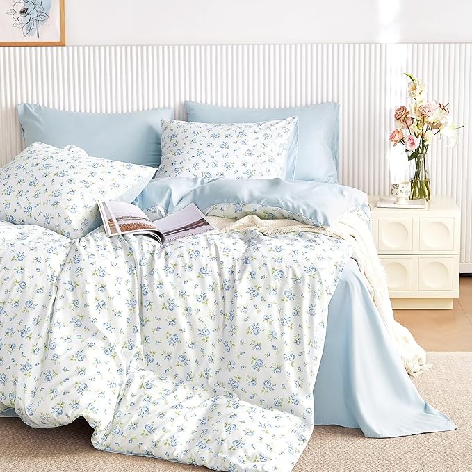 Wake In Cloud - Floral Comforter Set, Coquette Cottagecore Aesthetic Flower Shabby Chic Pattern for Women Teen Girls, Soft Lightweight Bedding, 3 Pieces, White Blue, Full Size
