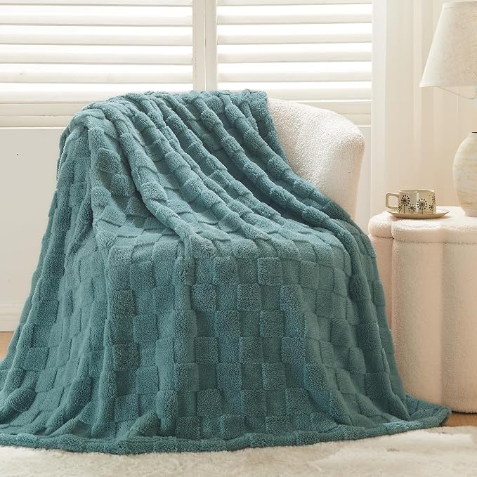 NEWCOSPLAY 3D Checkered Flannel King Blanket, Light Teal, 90"x110" | Super Soft Cute Lightweight Decorative Premium Silky Fleece Blanket for Couch Sofa Bed, Gift for Women Men, All Season Use