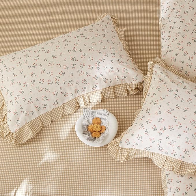 mixinni Beige Floral Duvet Cover Full Size, 100% Cotton Cute Strawberry Floral Ruffle Bedding Set, Vintage Cottagecore Reversible Tan Gingham Aesthetic 3PC with Zipper Closure & Pillowcases