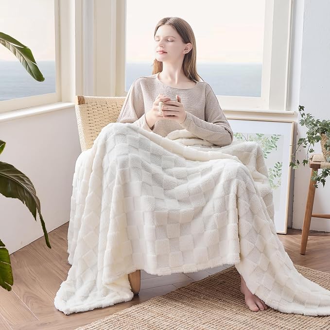 NEWCOSPLAY 3D Checkered Flannel King Blanket, Ivory Checkered, 90"x110" | Super Soft Cute Lightweight Decorative Premium Silky Fleece Blanket for Couch Sofa Bed, Gift for Women Men, All Season Use