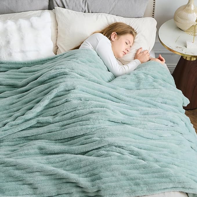 NEWCOSPLAY Fleece Ribbed Cozy King Blanket for Couch, Mint Green, 90"x110" | Premium Silky Flannel Blanket, Soft Lightweight Fluffy Throw Blanket for Bed Sofa Decor, Gift for All Season Use