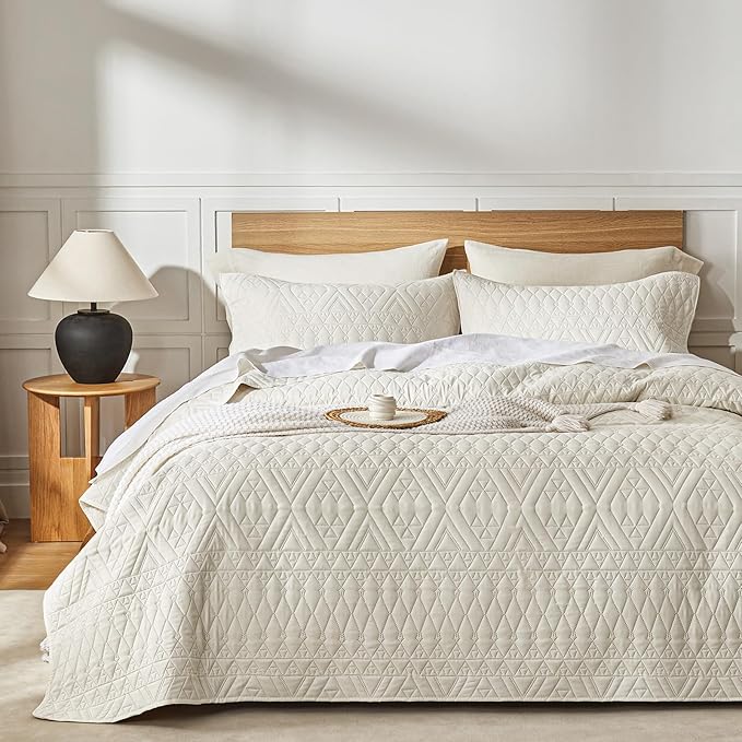 akkialla King/Cal King Quilt Set, Boho Style in a Solid Color, Cream Lightweight Microfiber Bedspread, Soft and Breathable Coverlet for All Seasons, 3-Piece Bedding Set (1 Quilt, 2 Pillow Shams)