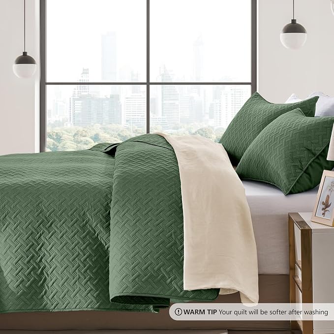 FLYMME King Size Quilt Bedding Set Olive Green Lightweight Bedspreads for Summer,Modern Style Geometric Weave Stripe Pattern,Soft Microfiber Bed Coverlet 3 Pieces (1 Quilt, 2 Shams)